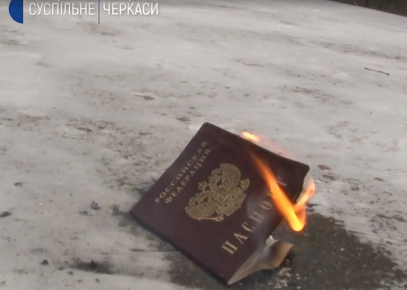 Проти війни: у Черкасах жінка спалила свій російський паспорт (ВІДЕО)