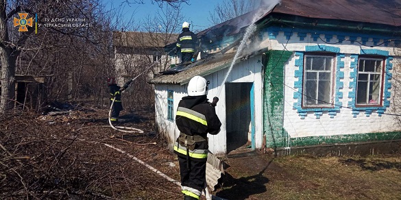 У Черкаській області рятувальники ліквідували дві пожежі в приватному секторі