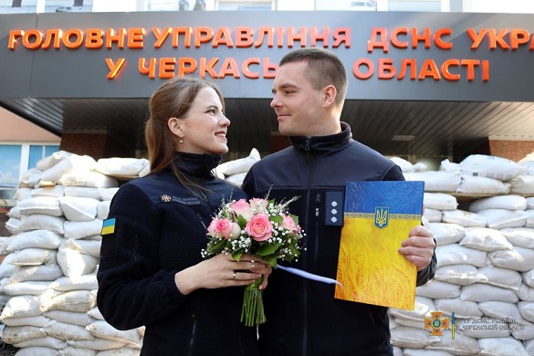 Одруження під час війни: на Черкащині народилась нова сім'я рятувальників