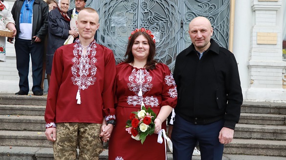 Кохання під час війни: в Черкасах одружилася ще одна пара (ФОТО)
