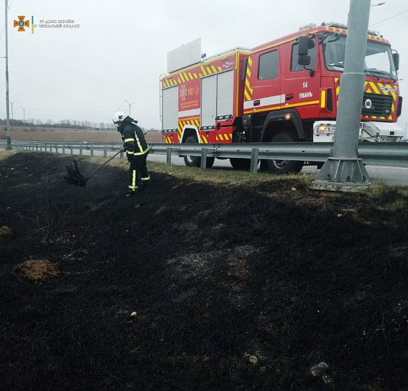 У Черкаській області врятували людину під час пожежі сухої трави (ВІДЕО)