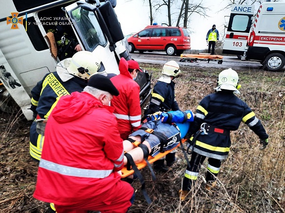 ДТП на Черкащині: з кабіни вантажівки рятувальники діставали водія (ФОТО)