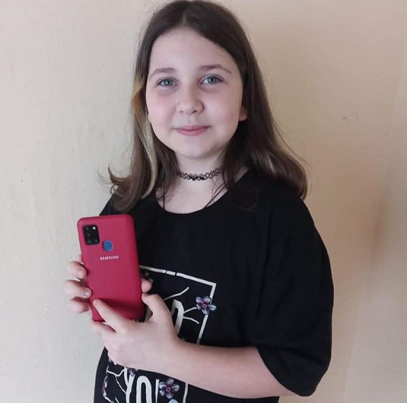 Українські захисники повернули дівчинці телефон, який у неї забрали окупанти
