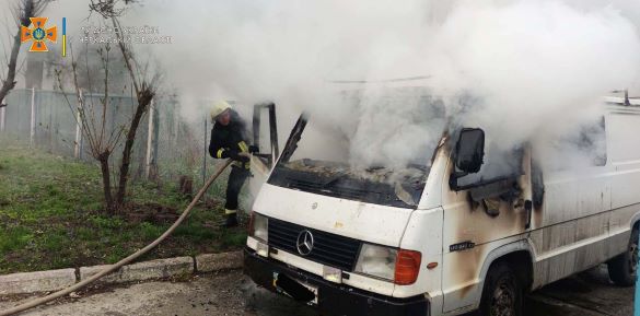 Через несправність у Каневі згоріло авто (ФОТО)