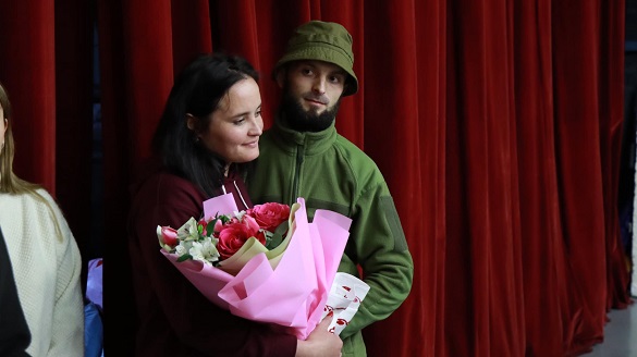 Він - військовий, вона - волонтерка: в Черкасах одружилася ще одна пара (ФОТО)