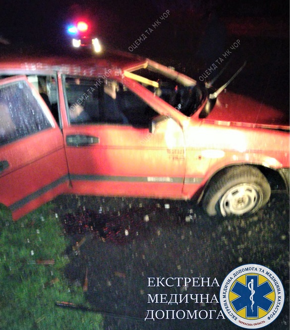 На Черкащині перекинувся автомобіль: юнак загинув, чоловік у лікарні (ФОТО)
