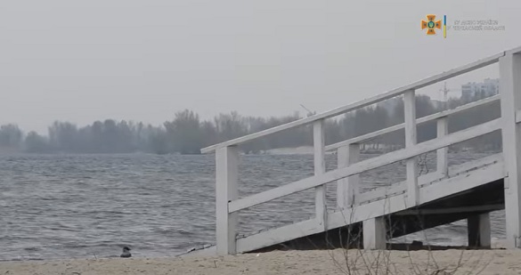 Водолази розпочали очищати дно черкаських пляжів (ВІДЕО)