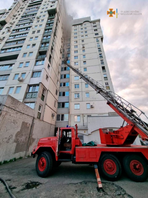 Евакуювали майже 30 людей: у черкаській багатоповерхівці сталася пожежа (ФОТО)