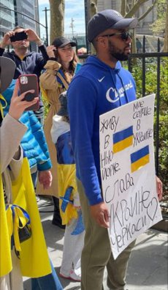 Символ підтримки: в Нью-Йорку на акції за Україну був хлопець із написом 
