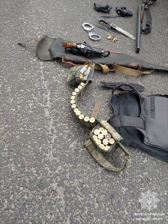 На одному із блокпостів Черкащини патрульні виявили особу зі зброєю