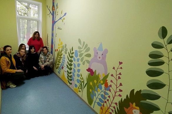 Черкаські студенти розмалювали стіни лікарняних палат для дітей (ФОТО)