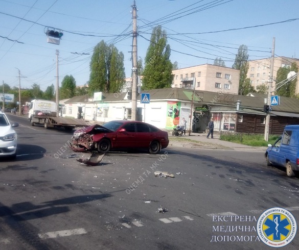 На перехресті в Черкасах не розминулись два авто: є постраждала (ФОТО)