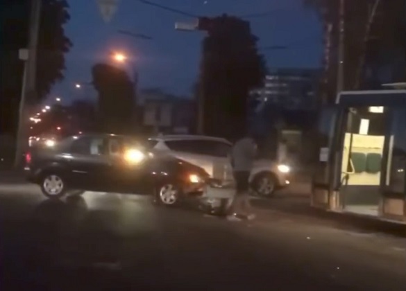 ДТП у Черкасах: не розминулися автомобіль та автобус