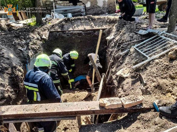 На Черкащині рятувальники визволили з-під завалів двох людей