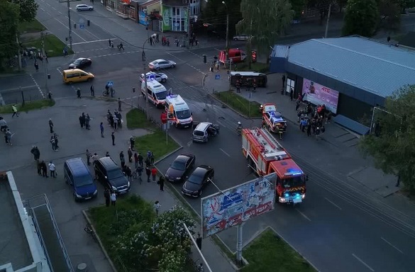 Не розминулися легковик та мікроавтобус: в Черкасах сталася аварія з постраждалими (ФОТО)