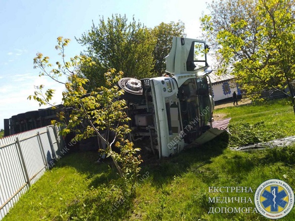 На Черкащині вантажівка перекинулася на легковик (ФОТО)