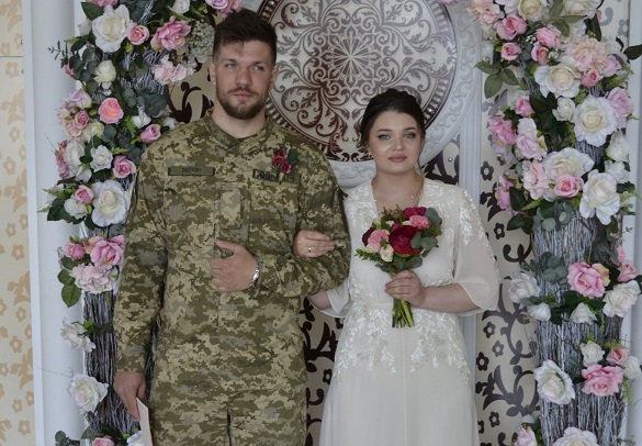 Кохання під час війни: ще одна пара одружилася в Черкасах (ФОТО)