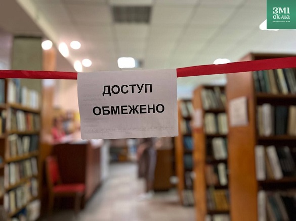 Російські книги перев’язують чорними стрічками: як з черкаських бібліотек вилучають ворожу літературу (ФОТО)