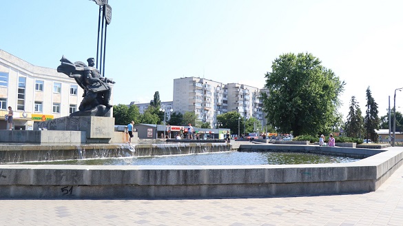 Вперше за п'ять років на площі 700-річчя у Черкасах знову запрацював фонтан (ФОТО)