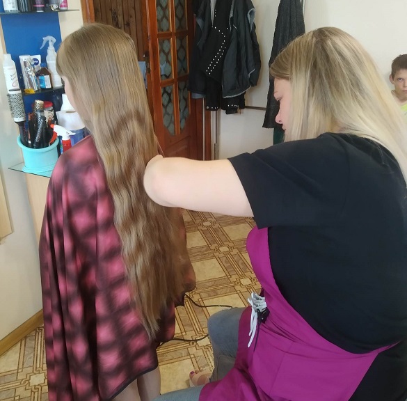 Дівчинка з Черкащини обрізала волосся, щоб допомогти ЗСУ