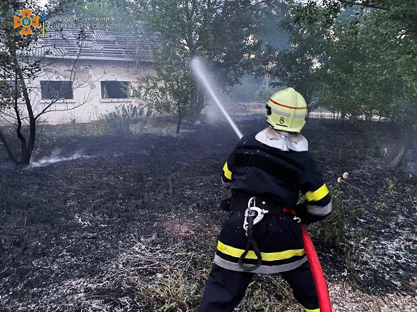 За вихідні рятувальники на Черкащині ліквідували сім пожеж сухої рослинності