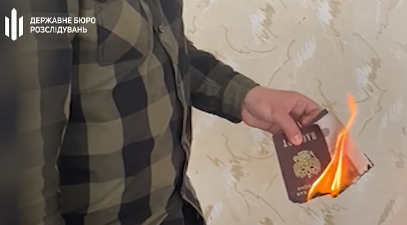 У Черкасах росіянин спалив паспорт на знак протесту проти війни (ВІДЕО)