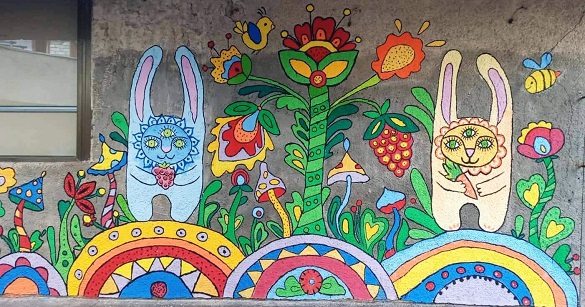 Фантастичні квіти та дивовижні тварини: в Черкасах розмалювали стіни дитячого клубу (ФОТО)