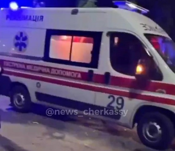Вечірня ДТП у Черкасах: від удару з автівки вилетіли пасажири, є загиблі