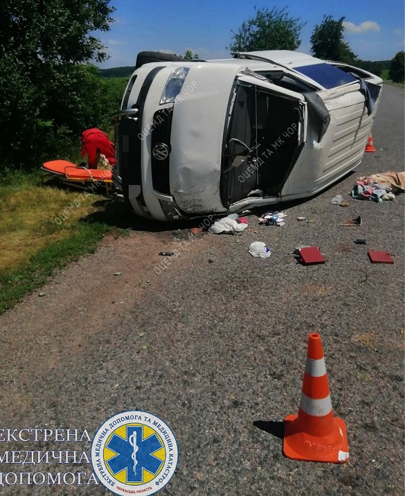 На Черкащині перекинувся автомобіль: водій загинув, пасажирка у лікарні (ФОТО)