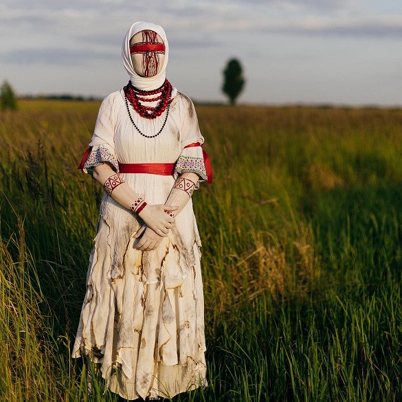 Черкаський фотограф зобразив наречених захисників у образі закривавлених ляльок-мотанок