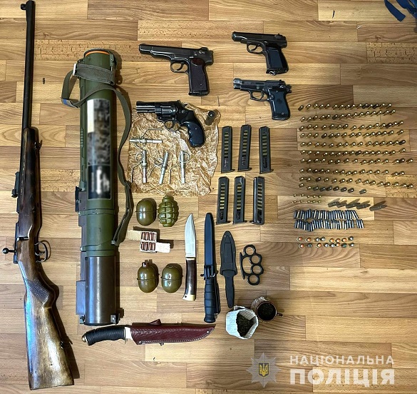 На Черкащині поліцейські виявили у чоловіка арсенал зброї