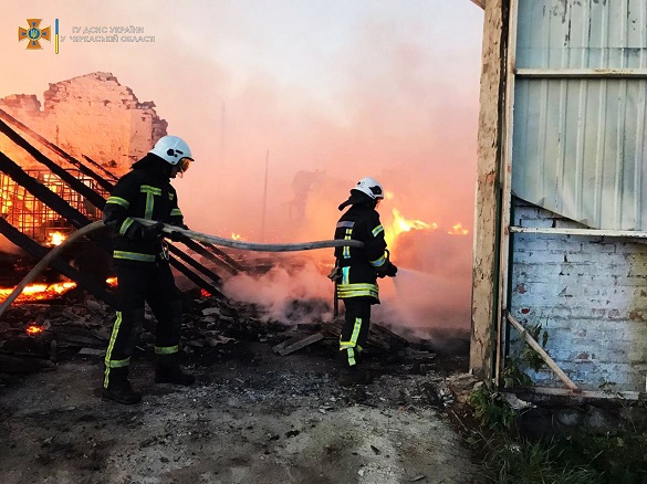На Черкащині через пожежу згоріло 20 тонн тирси та 20 тонн пелетів (ФОТО)