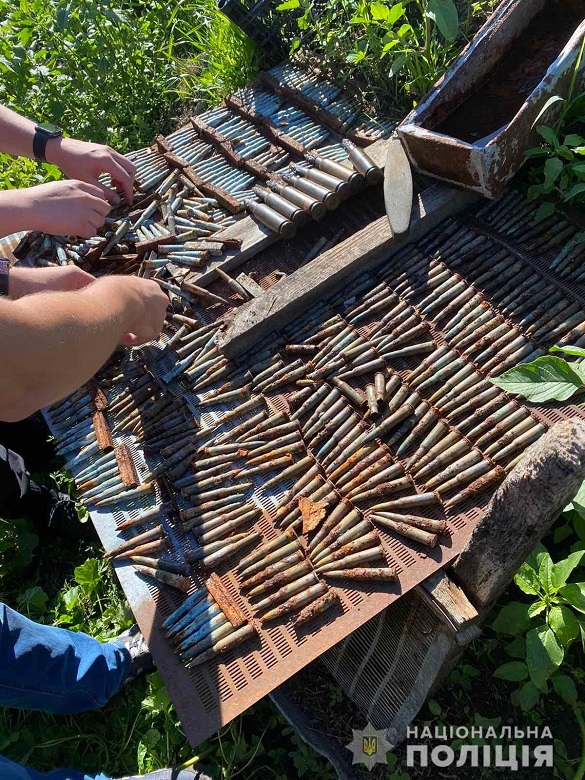 На Золотоніщині чоловік зберігав вдома майже 600 патронів різного калібру (ФОТО)