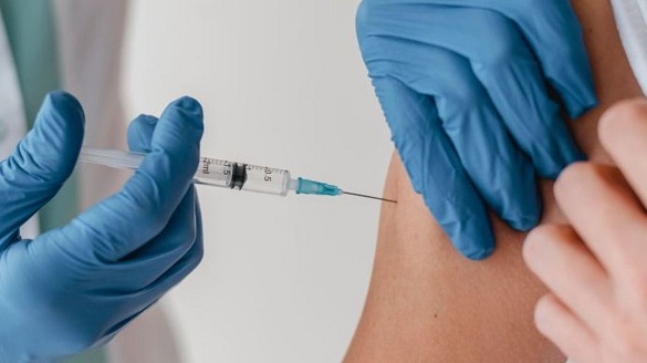 В Україні дозволили робити другу бустерну дозу COVID-вакцини людям з хронічними хворобами