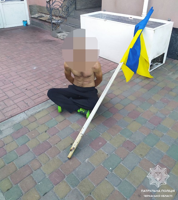 У Черкасах п'яний чоловік викрав прапори з будівлі міської ради