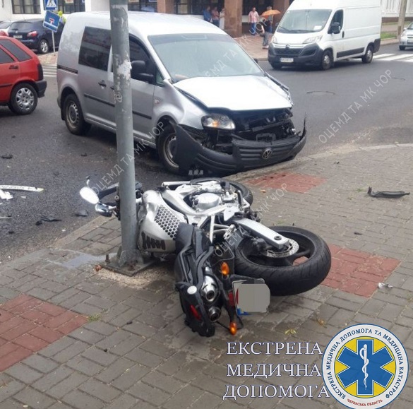 Не розминулись автомобіль та мотоцикл: на бульварі Шевченка в Черкасах сталася аварія (ФОТО)