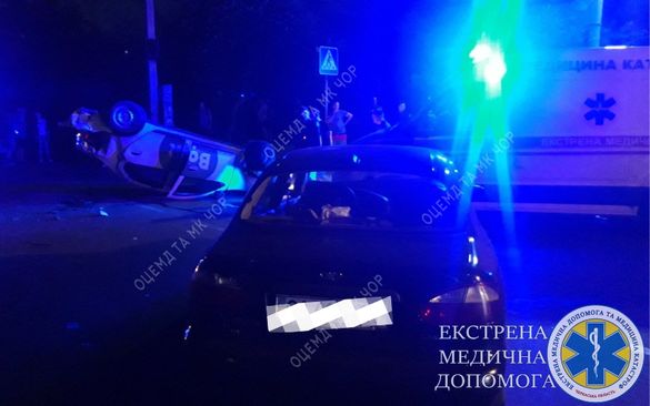 Вечірня автотроща у Черкасах: зіштовхнулись три автівки, одна з них перекинулась (ФОТО)