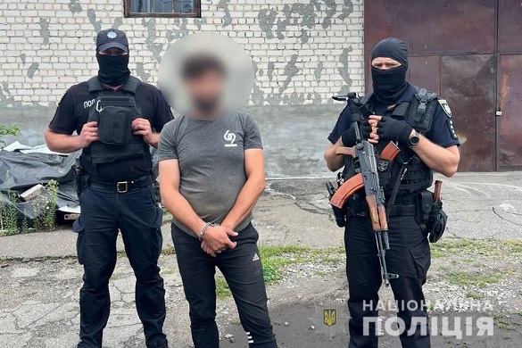 Черкаські поліцейські затримали чоловіків, які вимагали гроші у фермера