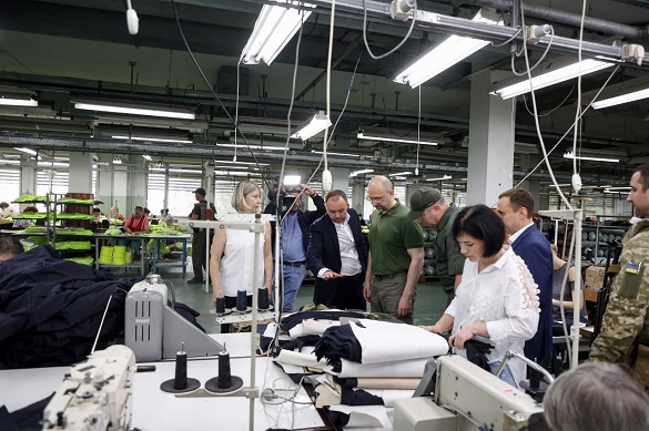 Прем’єр-міністр України відвідав швейну компанію на Черкащині (ФОТО)