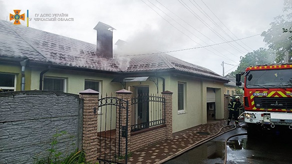 У Черкасах загорівся приватний будинок (ФОТО)