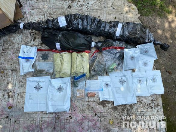 У Черкасах поліцейські виявили у чоловіка гранату, тротилову шашку та наркотики