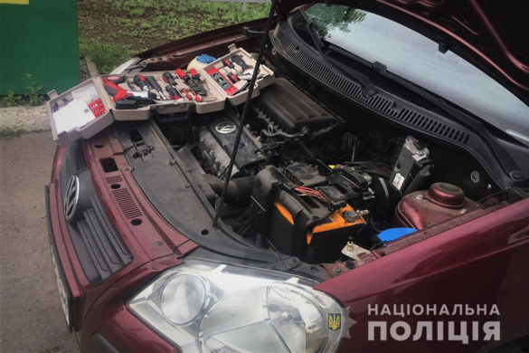Авто зламалося в дорозі: на Черкащині поліцейський допоміг переселенці