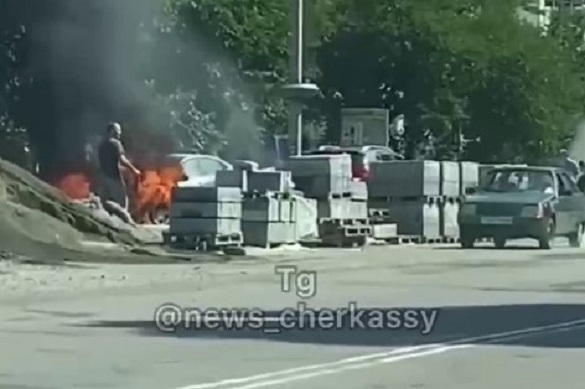 Під час стоянки в Черкасах загорівся автомобіль