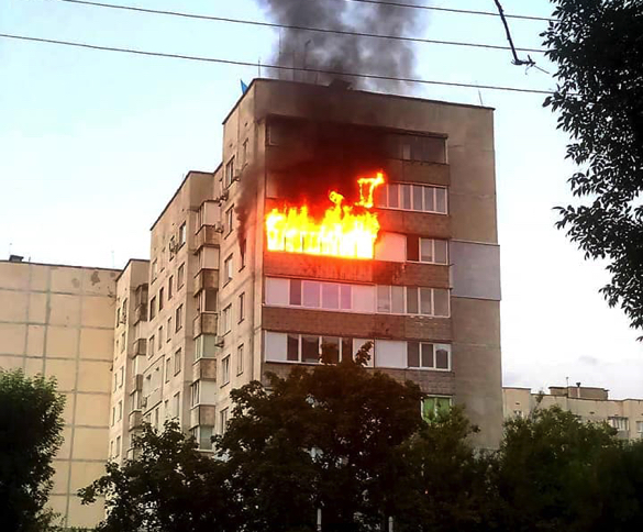 У Черкасах горіла багатоповерхівка: евакуювали 8 людей (ФОТО)