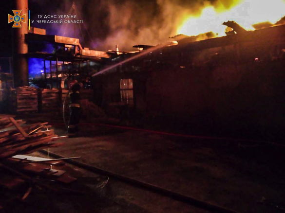 На Уманщині рятувальники з ночі гасять пожежу в цеху