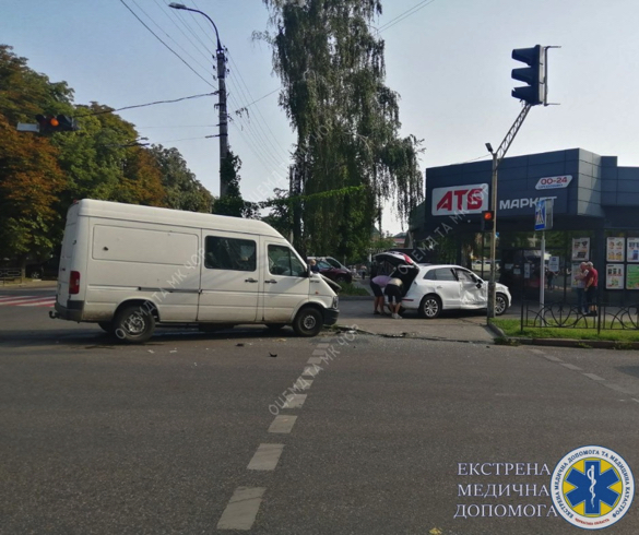 На перехресті в Черкасах зіштовхнулися мікроавтобус та легковик (ФОТО)