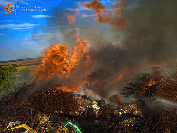 На Уманщині другий день гасять пожежу на сміттєзвалищі