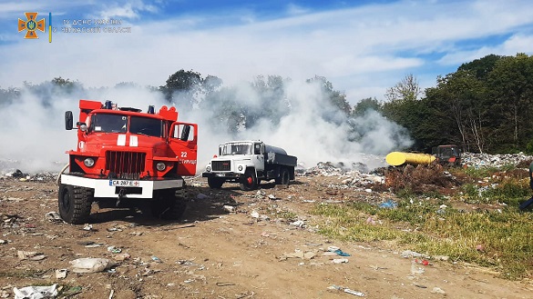 У Черкаській області рятувальники гасили пожежу на сміттєзвалищі (ФОТО)
