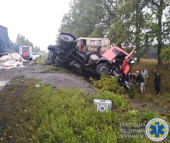 На Черкащині зіштовхнулися дві вантажівки та легковик: є постраждалі