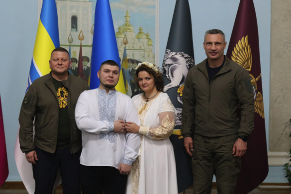 Залужний реєстрував шлюб, а Кличко був свідком: у Києві одружився офіцер із Черкащини 